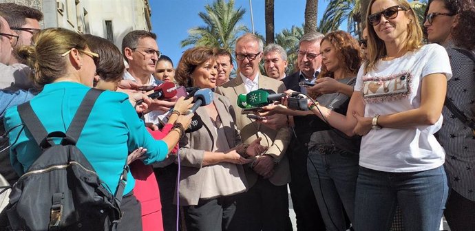 Carmen Calvo atiende a los periodistas en Almería antes de protagonizar un acto de campaña