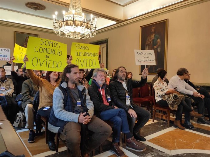 Comerciantes del mercadillo de Navidad en el pleno de Oviedo.