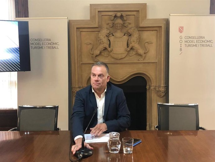 El director general de Modelo Económico y Ocupación, Lloren Pou, comparece en rueda de prensa  para  comentar los datos de paro y afiliación.