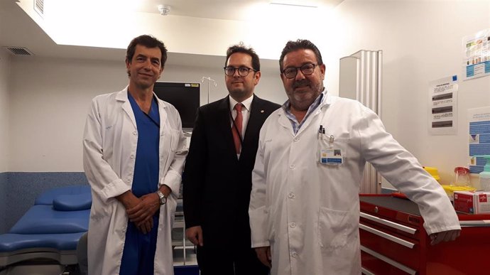 De izq a dcha - Emilio Matute, jefe de Anestesia, Nicolas Brogly, anestesista experto en la nueva técnica PIEB, y Antonio Hernández, jefe de Ginecología de HULZ.