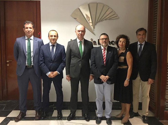 Rosado,SánchezAlba,Florido, De Cuadra yGarcía en la renovación de la colaboración entre Unicaja Banco y Colegio de Farmacéuticos de Málaga