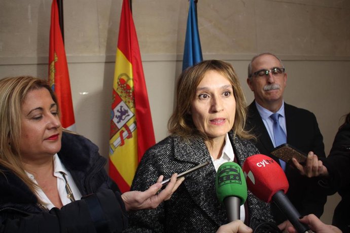 La consejera de Educación de Castilla y León, Rocío Lucas, durante su visita al IES Antonio Machado de Soria.