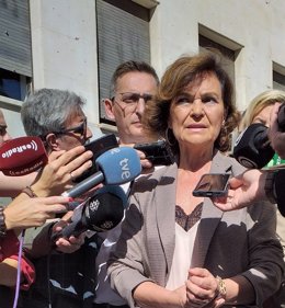 La vicepresidenta del Gobierno en funciones, Carmen Calvo, atiende a los medios en Almería
