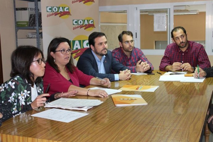 Alberto Garzón (centro) en la reunión en la sede de COAG en Córdoba.