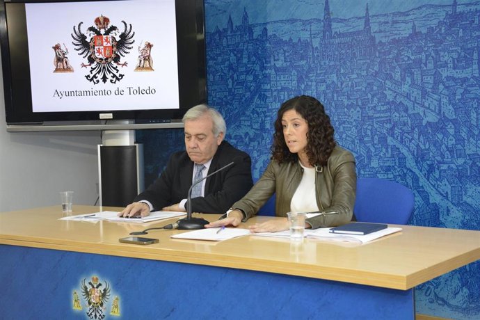 Los ediles toledanos Noelia de la Cruz y Juan José Perez en rueda de prensa.