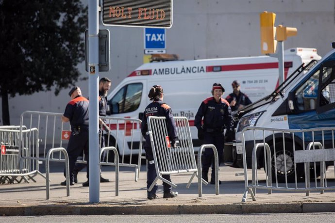Los Mossos d'Esquadra quitan vallas para reabrir la avenida Diagonal de Barcelona tras los actos de la FPdGi
