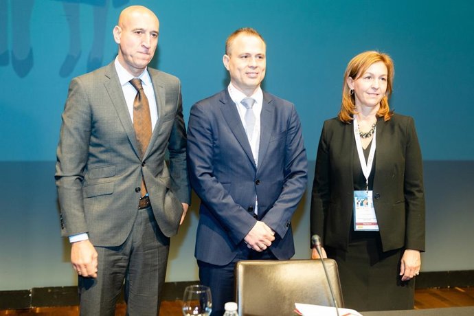 El alcalde de León, José Antonio Diez; el Director General del INCIBE, Alberto Hernández, junto a Alison Treppel, secretaria ejecutiva del Comité Interamericano contra el Terrorismo (CICTE) de la Organización de los Estados Americanos (OEA).