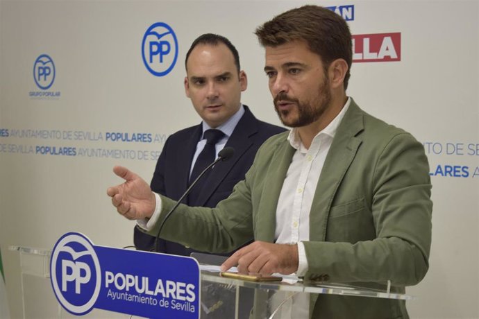 Los concejales del PP en Sevilla Beltrán Pérez y Rafael Belmonte, durante una rueda de prensa