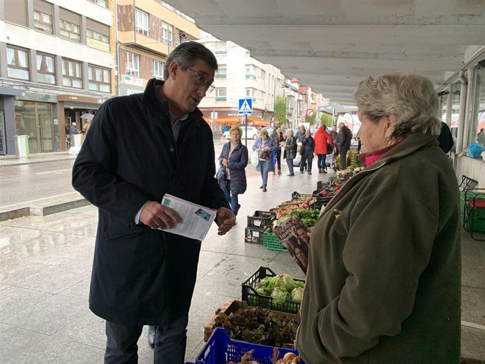 Ignacio Prendes reparte propaganda electoral.