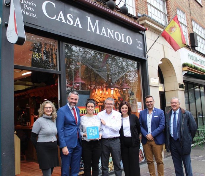 Acción de promoción de los productos de Sabor a Málaga en Casa Manolo, restaurante y tienda gourmet situado en Londres