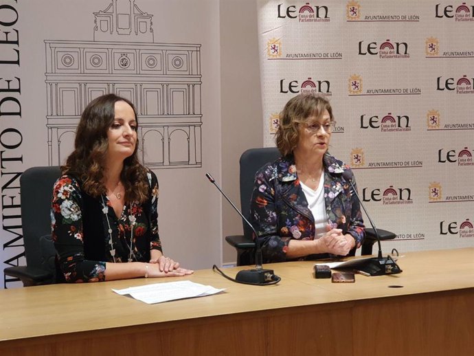 La concejal de Acción y Promoción Cultural, Evelia Fernández, junto a Susana Santos, del equipo del Archivo Histórico Municipal de León.