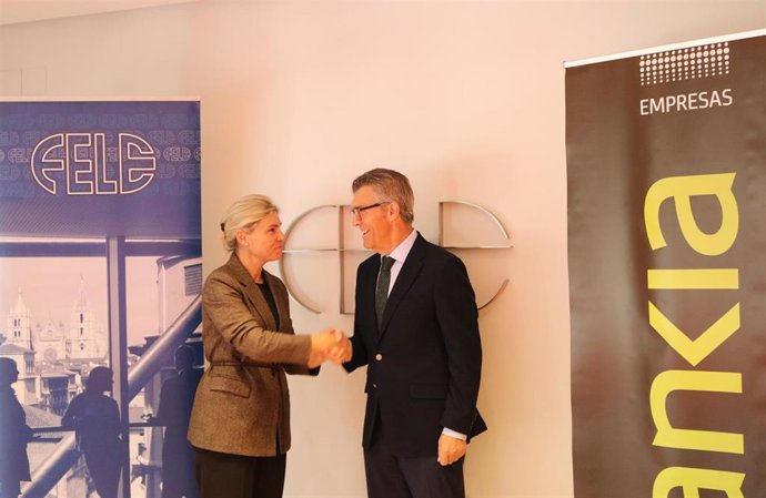 El Presidente De FELE, Javier Cepedano, Junto A La Directora Corporativa De Negocio De Empresas Norte De Bankia, Belén Martín.