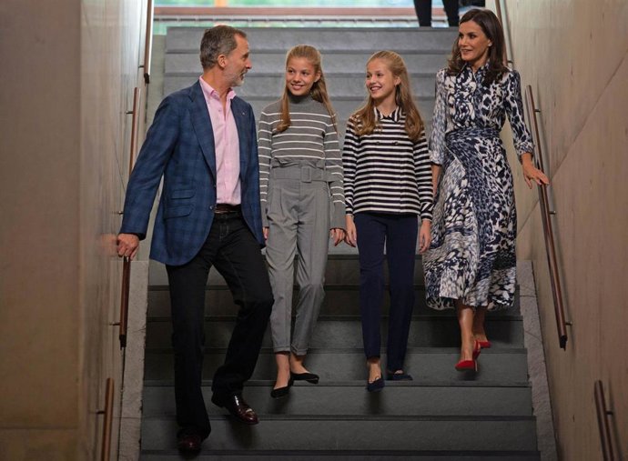 El Rey Felipe VI; la Infanta Sofía; la Princesa Leonor; y la Reina Letizia, a su llegada a la inauguración de la jornada 'El talento atrae el talento' en el X aniversario de la Fundació Princesa de Girona