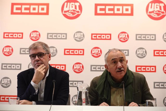 El secretario general de CC.OO, Unai Sordo (i) y el de UGT, Pepe Álvarez (d) durante su intervención en rueda de prensa sobre la sentencia del Tribunal Constitucional que avala el despido por bajas justificadas.