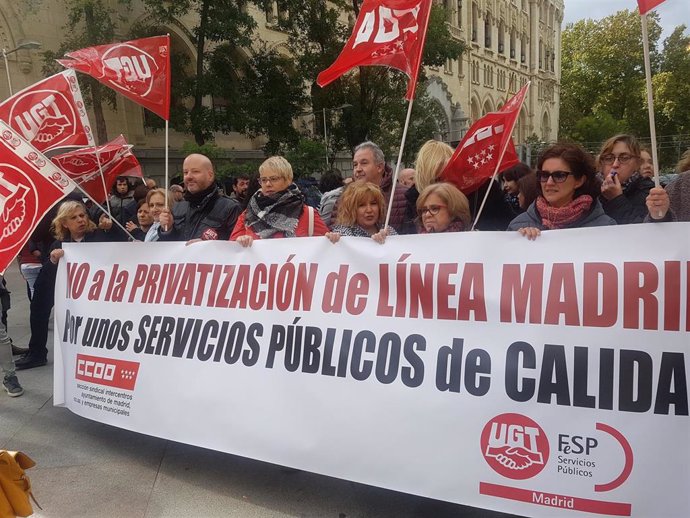 Trabajadores de Línea Madrid protestando ante la paralización del proceso de municipalización
