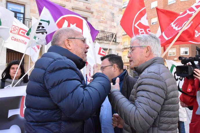 Igea (D) dialoga con un delegado sindical en Zamora.