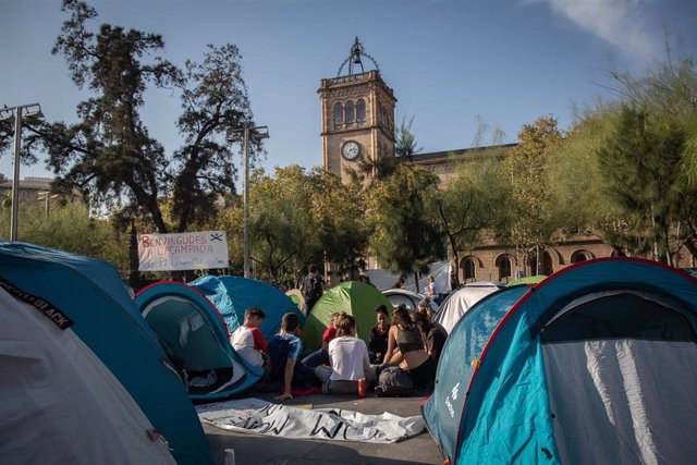 Acampada de estudiantes en la plaza Universitat de Barcelona