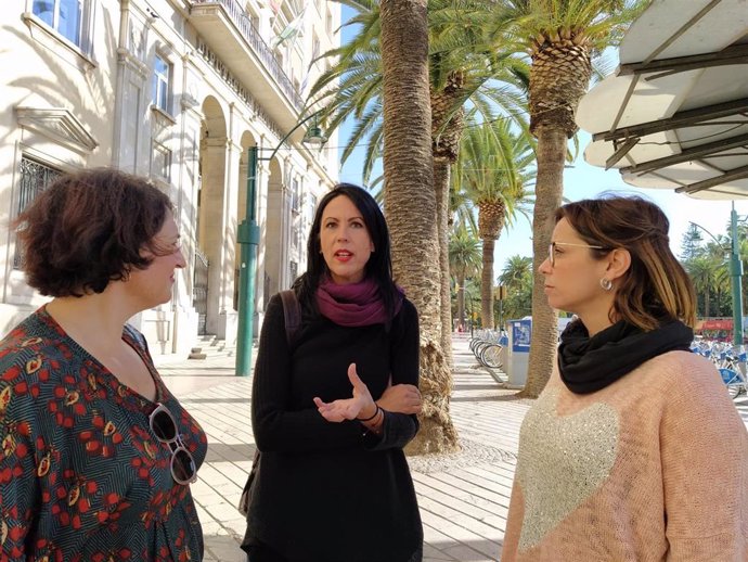 La candidata número 2 por Málaga de Unidas Podemos, Eva García Sempere, dialoga con las diputadas provinciales de Adelante, Teresa Sánchez (IU) y Maribel González (Podemos)