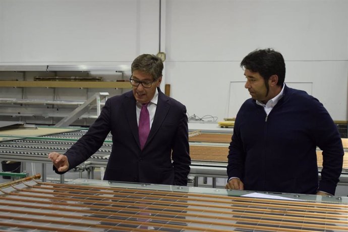 El consejero de Industria de Aragón, Arturo Aliaga, visitalas instalaciones de la empresa Abora Solar.