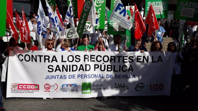 Dos centenares de personas protestan contra recortes en personal en el Macarena, según Satse