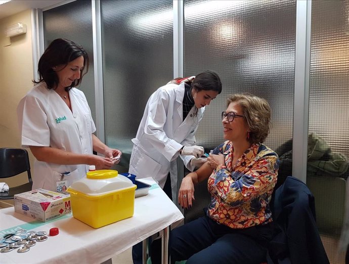 La consejera de Sanidad de Aragón se vacuna contra la gripe.