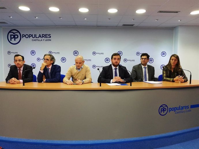 El cabeza de lista del PP de Valladolid al Congreso comparece en rueda de prensa con los representantes de los agentes económicos de la provincia