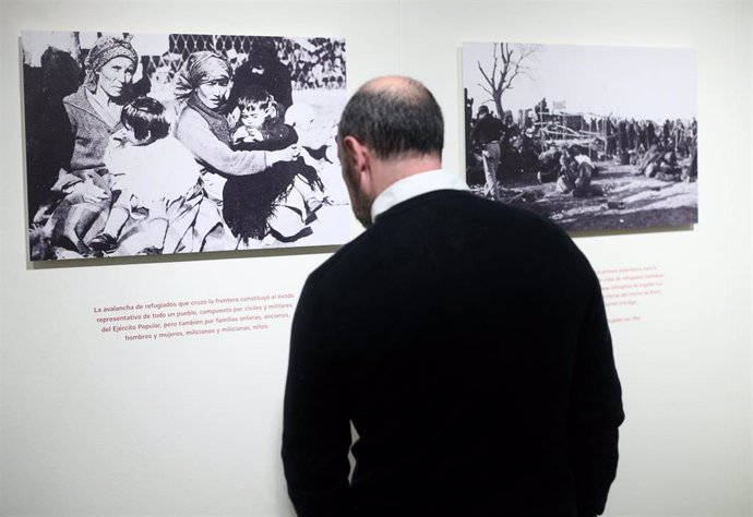 Un asistente observa una fotografía de la exposición 'El exilio republicano de 1939, ochenta años después', en la Biblioteca Nacional, en Madrid (España), a 5 de noviembre de 2019.