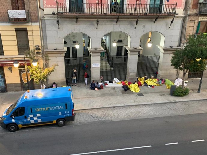 Varias familias de refugiados, entre ellos menores, pernoctan en la calle, en la puerta del Samur Social.