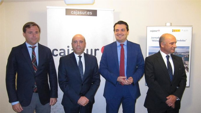 Autoridades antes de la jornada 'Málaga, puerto de Córdoba', celebrada en CajaSur Gran Capitán.