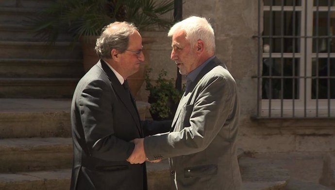 (I-D) El presidente de la Generalitat, Quim Torra y el senador electo 'Jami' Matamala se saludan al inicio de su encuentro en Girona.
