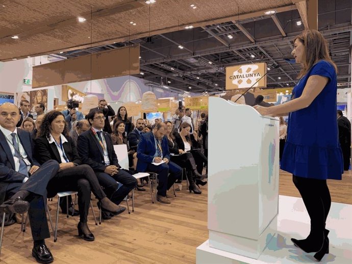 La presidenta del Govern, Francina Armengol, en un momento de su intervención ante la prensa especializada británica en la World Travel Market de Londres.
