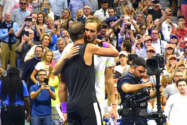 Rafa Nadal se abraza a Daniil Medvedev tras ganarle la final del US Open 2019