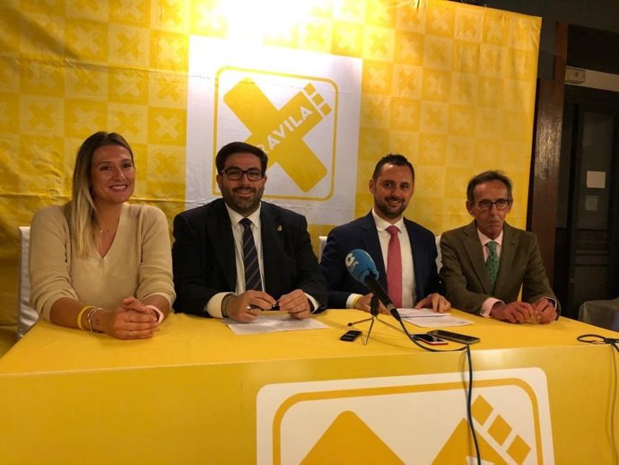 Sánchez Cabrera (2I) junto a miembros de esta formación.