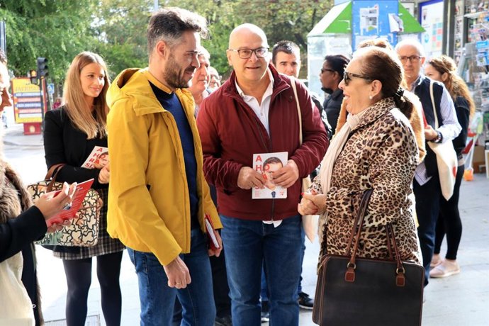 Felipe Sicilia durante el reparto electoral en Jaén.