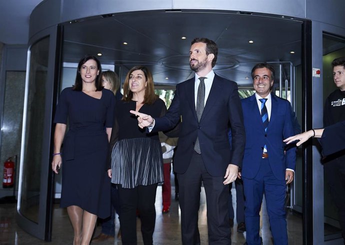 La alcaldesa de Santander, Gema Igual Ortiz (1i) y el presidente del PP y candidato al Gobierno, Pablo Casado (3i) a la entrada del Hotel Santemar donde se clasusura el del PP en Santander, Cantabria (España), a 5 de noviembre de 2019.