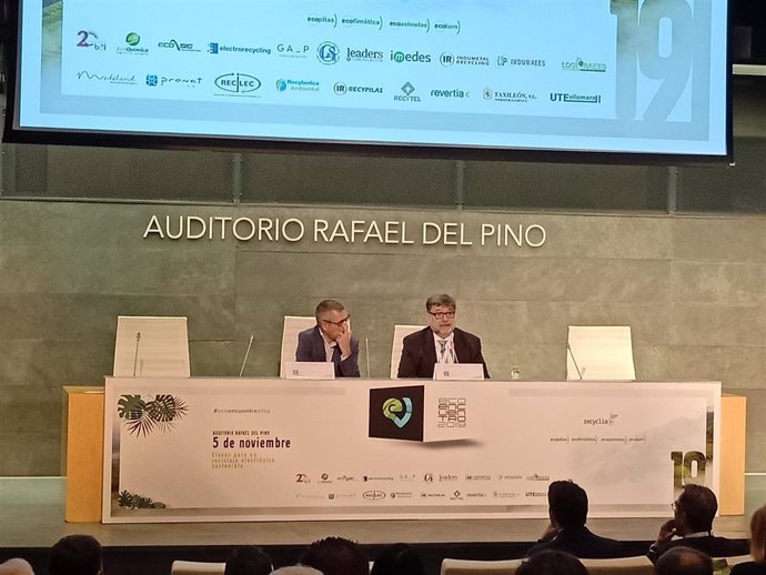 El secretario de Estado de Medio Ambiente en funciones, Hugo Morán, inaugura el EcoEncuentro de Recyclia junto al consejero delegado de Recyclia, José Pérez