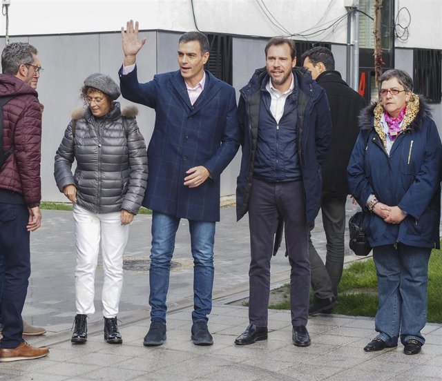 El presidente del gobierno en funciones, Pedro Sánchez (3i) y el alcalde de Valladolid, Óscar Puente (4i) saludan en su visita por la ciudad de Valladolid, a 5 de noviembre de 2019.