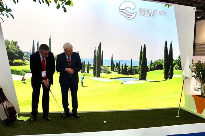 El alcalde de Rincón, Francisco Salado, junto al consejero delegado de Añoreta Golf, Angel Acha, en la WTM de Londres de 2019