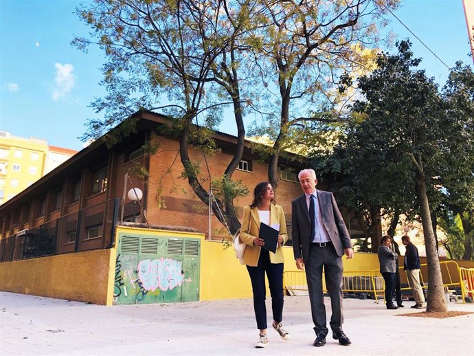 La vicealcaldesa de Valncia y responsable de Desarrollo y Renovación Urbana, Sandra Gómez, visita la peatonalización era la plaza Ceramista Gimeno