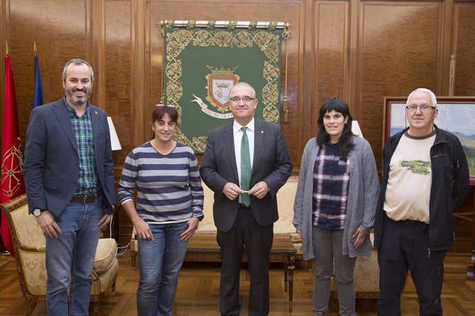 Reunión del alcalde de Pamplona con la coordinadora de Greenpeace Navarra