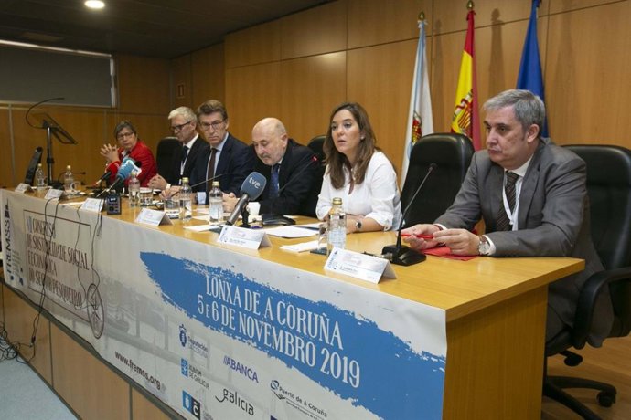 El delegado del Gobierno, Javier Losada, junto a la alcaldesa, Inés Rey, y el presidente de la Xunta, Alberto Núñez Feijóo, en un congreso de Fremss
