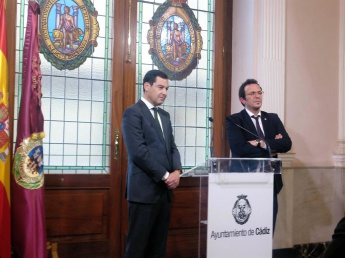 Juanma Moreno con el alcalde de Cádiz