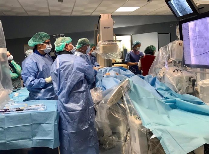 Un equipo médico realiza la implantación de válvulas cardiacas sin cirugía en el Hospital Torrecárdenas de Almería