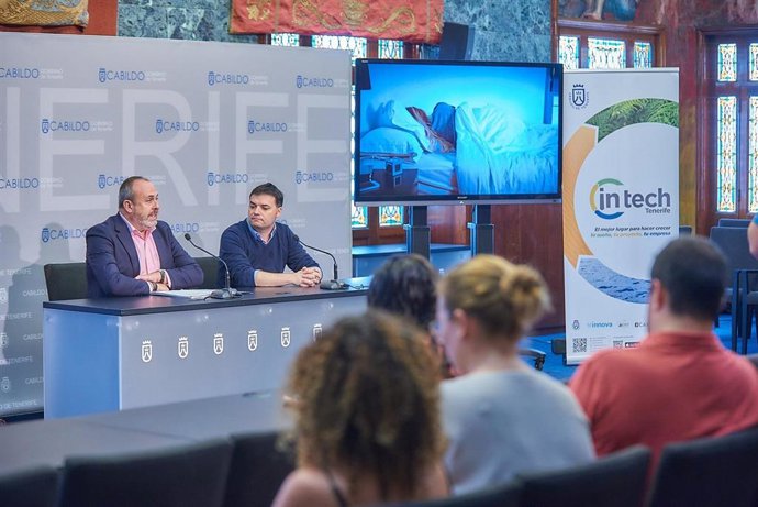 El vicepresidente del Cabildo de Tenerife, Enrique Arriaga, y el director de Biplaza, Pablo Marrero, en la presentación de Géiser 2019