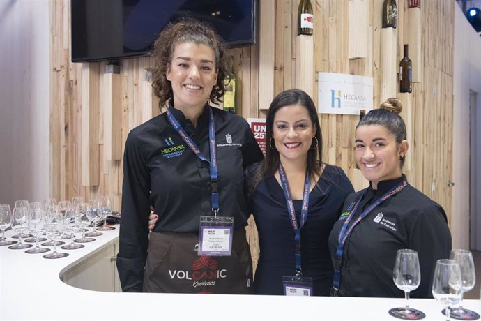 La consejera de Turismo del Gobierno de Canarias, Yaiza Castilla, junto a dos estudiantes de Hecansa en la World Travel Market