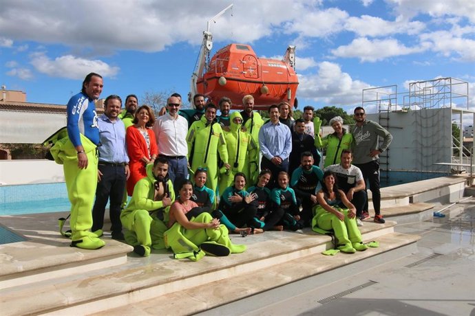 Alumnos de PalmaActiva durante el curso de formación básica en seguridad náutica.