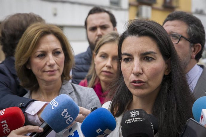 La presidenta de Vox Madrid, Rocío Monasterio (d), atiende a medios a las puertas del Centro Mena en Sevilla, a 04 de noviembre de 2019.