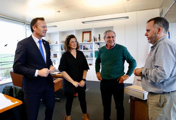 De izda a drcha: consejero de Desarrollo Rural, Ganadería, Pesca, Alimentación y Medio Ambiente. Guillermo Blanco; la edil de Medio Ambiente de Suances, Ana Belén Santiago; el alcalde Andrés Ruiz Moya y director general de MA del Gobierno, Antonio Lucio