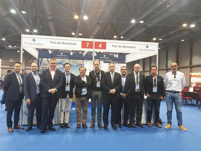 El commercial manager del Puerto de Barcelona, Lluís Paris, y el sales manager, Carles Mayol, en la SINO Conference de Hong Kong