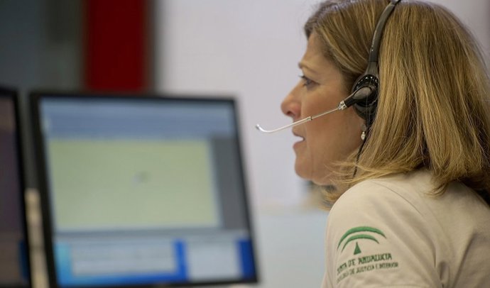 Una gestora del 112 Andalucía atiende una llamada
